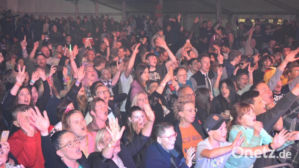 Top-Stimmung herrschte bereits am Freitagabend. Rund 1000 Besucher feierten ausgelassen. Bild: jr