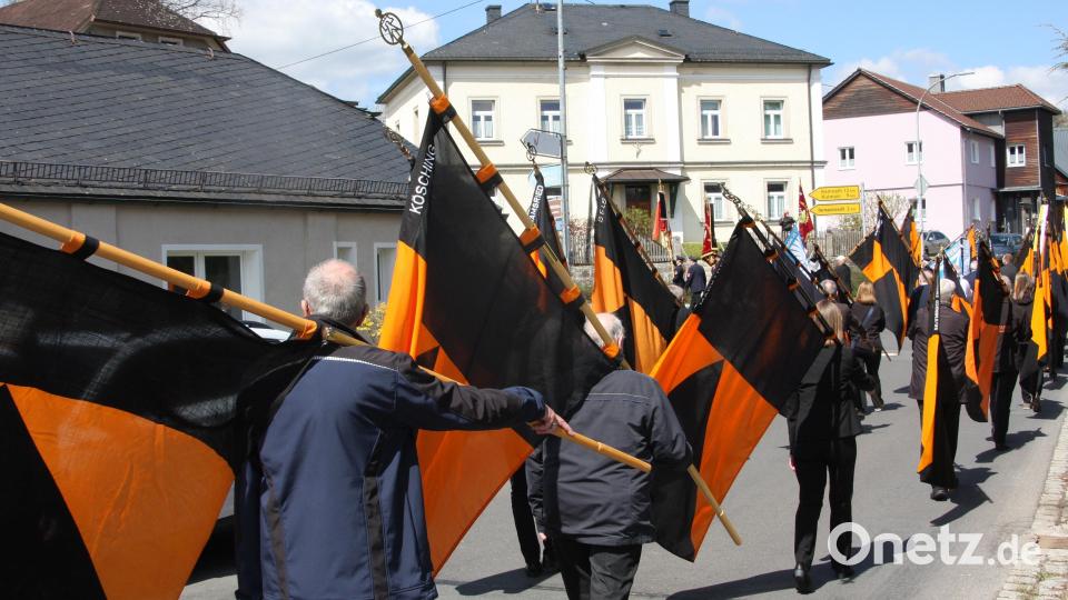 Zeichen der Anteilnahme waren auch die Fahnenabordungen der Kolpingsfamilien und -verbände aus weiten Teilen Nordbayerns. Bild: wro