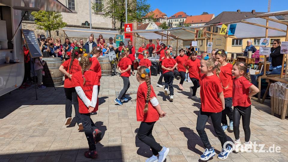 Die Faschingsgesellschaft Nabburg sorgt für Stimmung beim Markt. Bild: wrl
