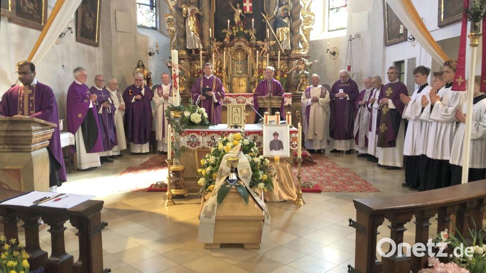 Die Begräbnisfeier für Monsignore Harald Scharf fand erst in der Pfarrkirche und danach am Friedhof von Ebnath statt. Der Geistliche verstarb am 17. April in Regensburg. Bild: wro