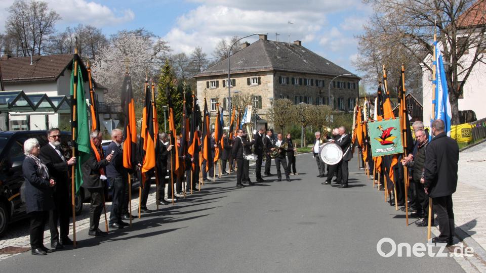 Die Begräbnisfeier für Monsignore Harald Scharf fand erst in der Pfarrkirche und danach am Friedhof von Ebnath statt. Der Geistliche verstarb am 17. April in Regensburg. Bild: wro