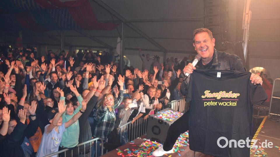 Mallorca-Star Peter Wackel sorgte am Freitagabend für Stimmung im Festzelt und verbreitete Ballermann-Feeling. Bild: jr