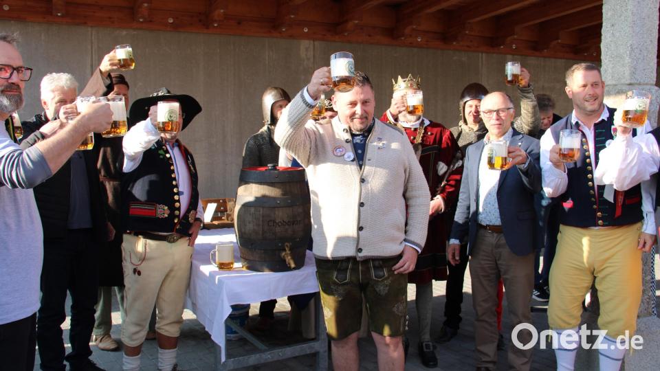 Erstmals ausgeschenkt wurde das Spezial-Lagerbier der Brauerei Chodovar von Jiri Plevka (Dritter von links) mit neuer Hopfensorte. Bürgermeister Markus Ludwig (Mitte) zapfte das Freibier-Fass an. Bild: prh