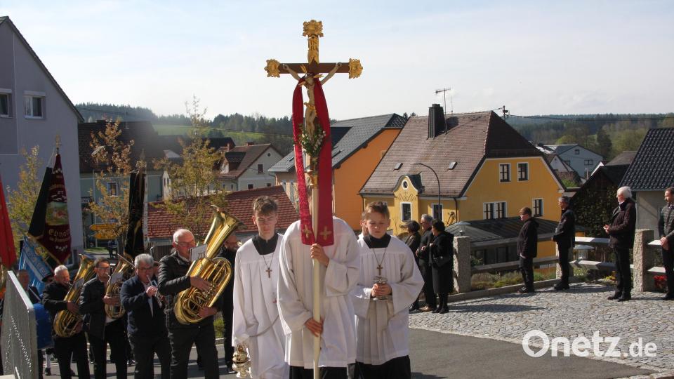 Die Begräbnisfeier für Monsignore Harald Scharf fand erst in der Pfarrkirche und danach am Friedhof von Ebnath statt. Der Geistliche verstarb am 17. April in Regensburg. Den Trauerzug führten die Ministranten an. Bild: wro