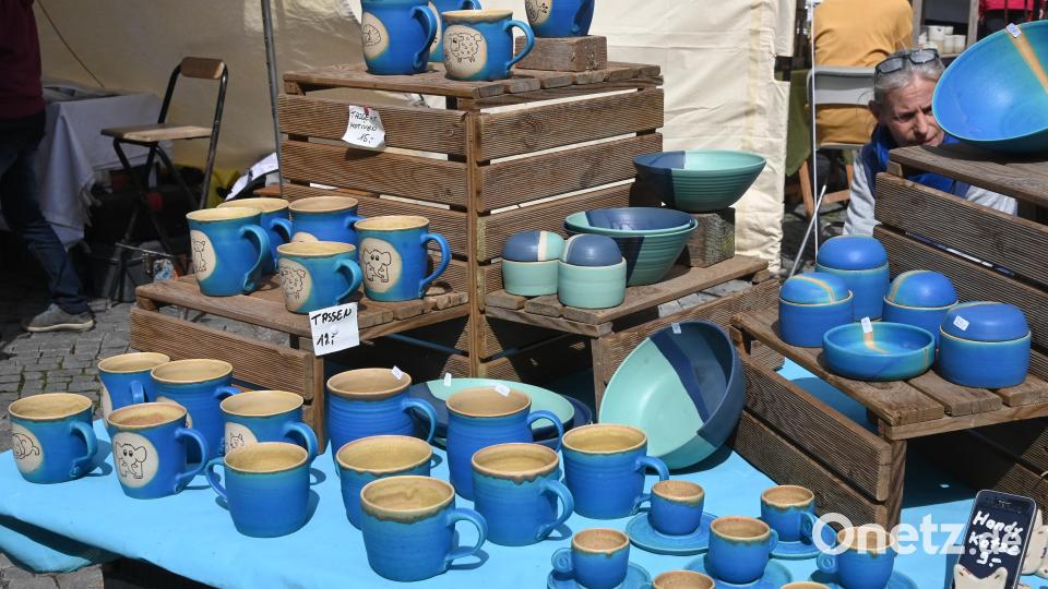 Tassen und Haferln in blau. Bild: gf