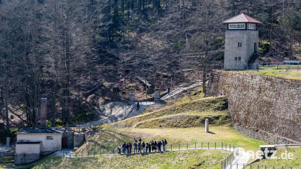 Erhalten geblieben sind das ehemalige Krematorium und ein Wachturm. (Archivfoto) Bild: Armin Weigel/dpa