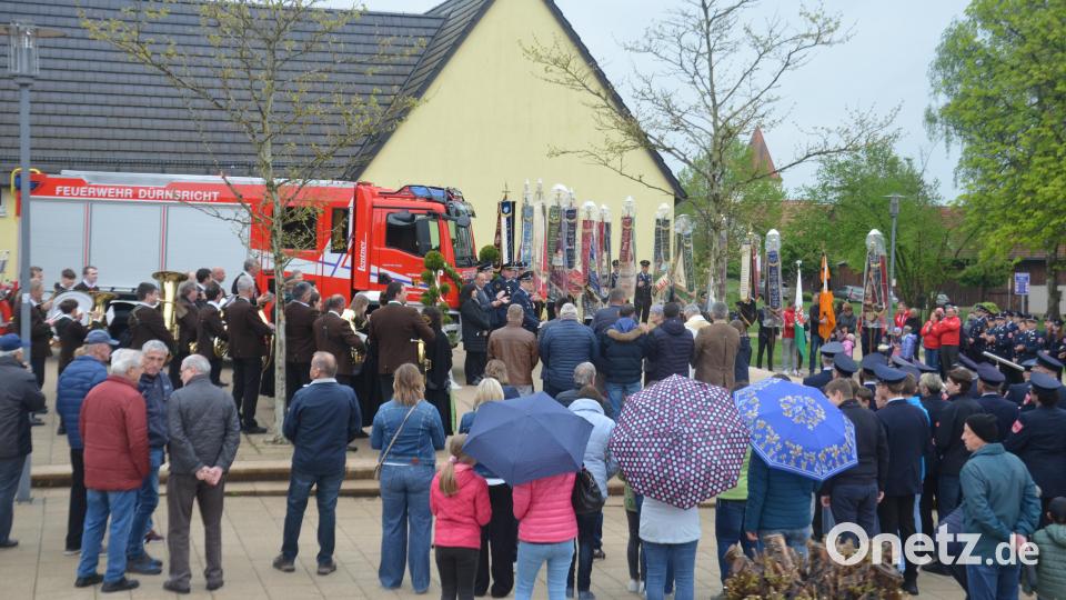 Zur Segnung des neuen Feuerwehrautos sind neben den Fahnenabordnungen der Feuerwehren und der gemeindlichen Vereine auch viele Zuschauer zum Kirchplatz gekommen. Bild: nib