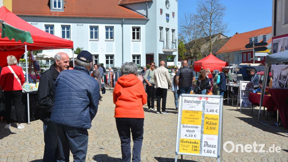 Besseren Besuch verdient gehabt hätte der Mitterteicher Ostermarkt am Sonntagnachmittag. Bei strahlendem Sonnenschein blieb das Interesse doch überschaubar. Gefragt waren Blumen, Kleidung, Spielsachen und Billigprodukte. Dazu blieb zumeist Zeit für einen kurzen Plausch. Bild: jr