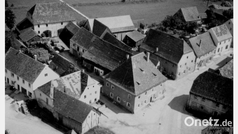 Das Sternwirtsanwesen um 1950 zeigt, wie der Stadel mit den restlichen landwirtschaftlichen Gebäuden beziehungsweise dem Wohn- und Gasthaus verbaut ist. Bild: Archiv Familie Günther Schmid