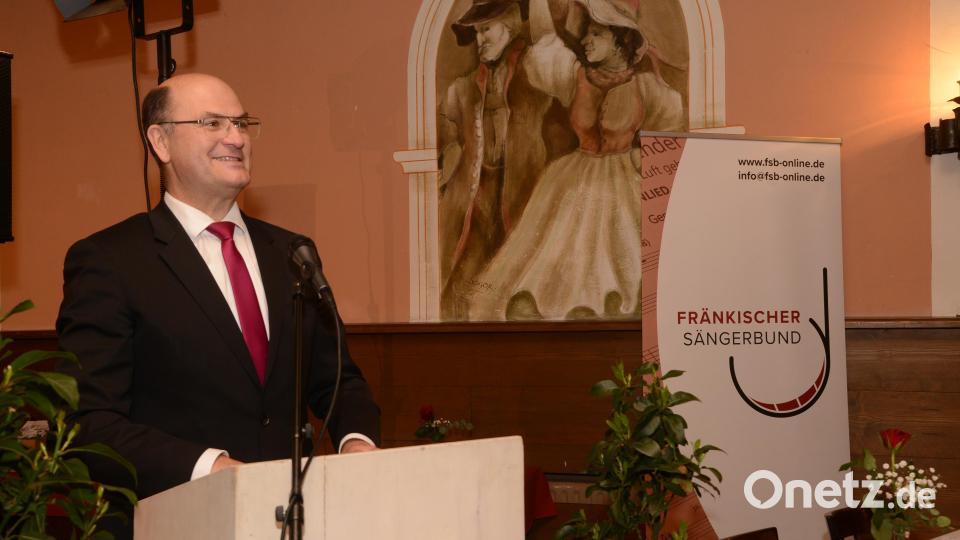 Bayerns Finanz- und Heimatminister Albert Füracker lobte während seiner Festansprache das Engagement des Männergesangvereins 1895 Pleystein e.V. Bild: bey