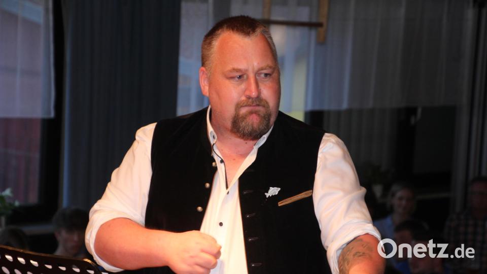 Christian Pecher war nicht nur als charismatischer Dirigent, sondern auch als Moderator am Böhmischen Abend tätig. Bild: kro
