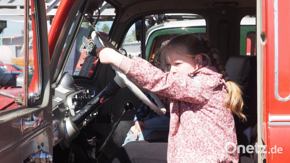 Die Kinder hatten viel Spaß, die historischen Fahrzeuge hautnah zu erleben. Bild: kek