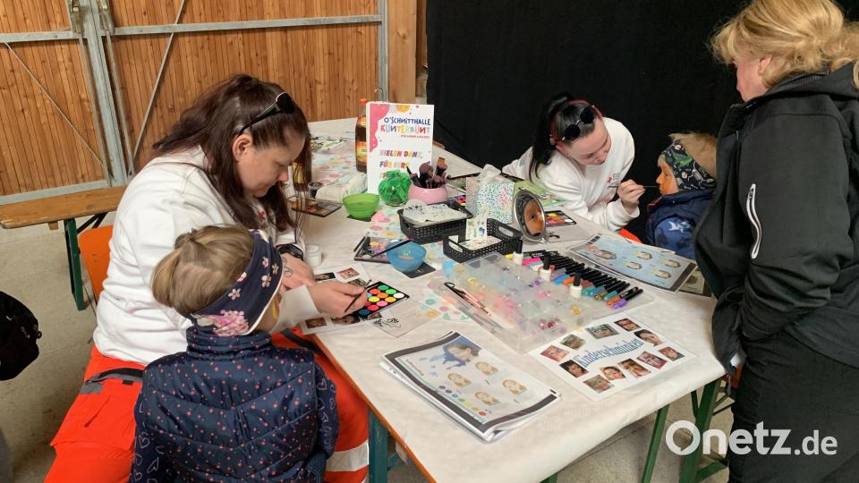 Kinderschminken war eine Attraktion für die jüngsten Besucher. Bild: tok