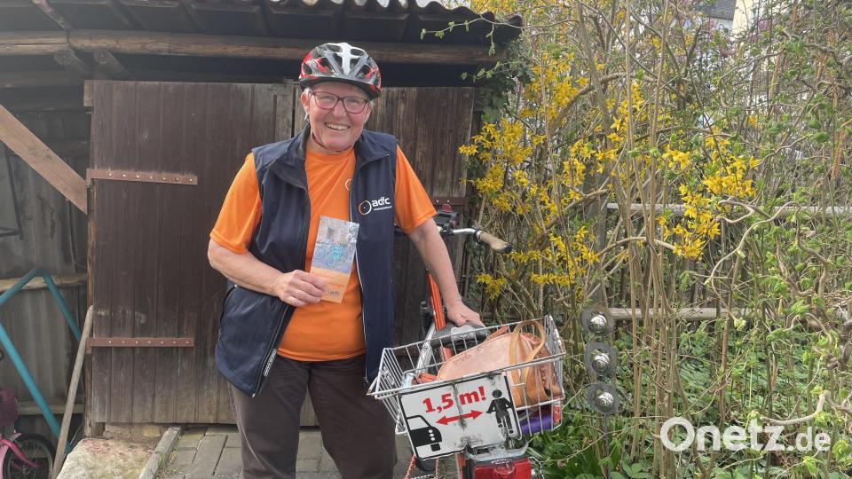 Sigrid Spies hat ein Erinnerungsschild für Autofahrer an ihrem Fahrradkorb befestigt hat, um an die vorgeschriebenen 1,50 Meter Abstand beim Überholen zu erinnern. Bild: Lukas Büchold