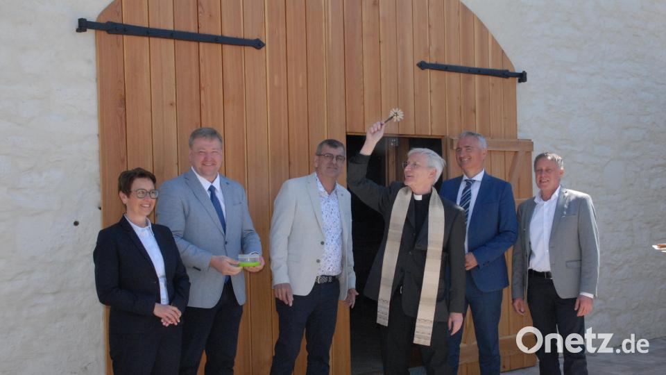 Pfarrer Norbert Große nahm die Segnung des sanierten Gebäudes vor. Bild: pop