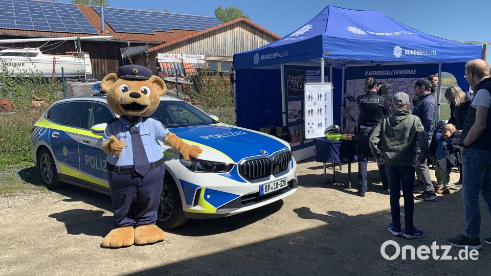 Die Bundespolizei Waidhaus hatte &quot;Toni den Bären&quot; dabei. Bild: tok