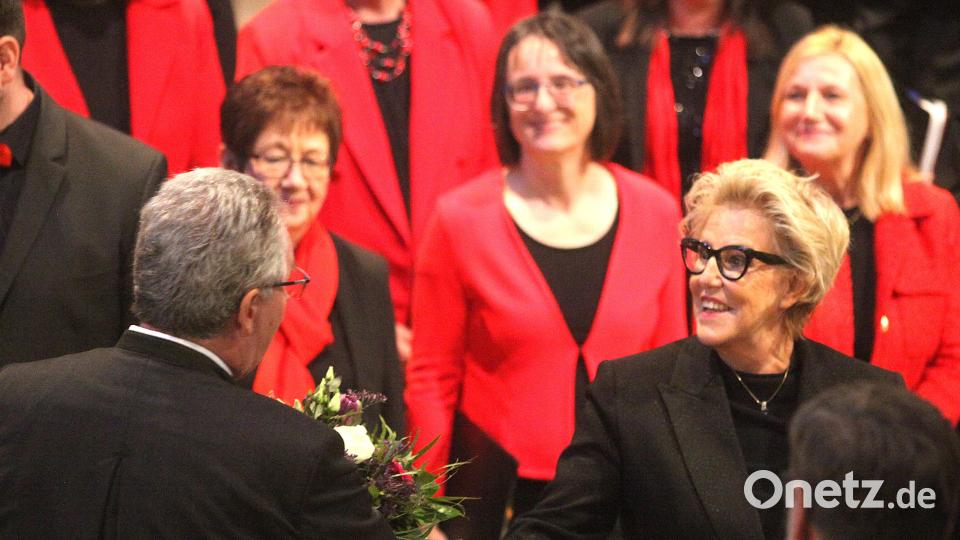 Pfarrer Hannes Lorenz bedankt sich bei Chorleiterin Stefanie Zühlke-Schmidt mit einem Blumenstrauß. Bild: Hirsch
