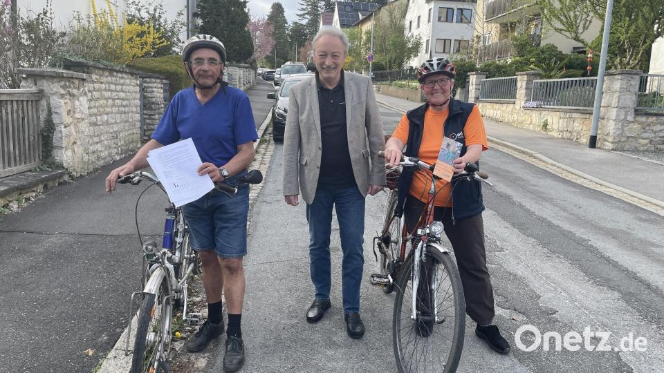Franz Gerl, 2. Vorsitzender des ADFC Amberg-Sulzbach und Initiator der Statistik, Gernot Schötz, 1. Vorsitzender der Verkehrswacht Amberg und Sigrid Spies, 1. Vorsitzende des ADFC Amberg Sulzbach (von links). Bild: Lukas Büchold