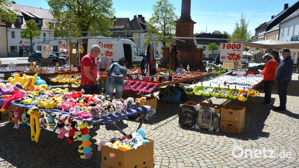 Besseren Besuch verdient gehabt hätte der Mitterteicher Ostermarkt am Sonntagnachmittag. Bei strahlendem Sonnenschein blieb das Interesse doch überschaubar. Gefragt waren Blumen, Kleidung, Spielsachen und Billigprodukte. Dazu blieb zumeist Zeit für einen kurzen Plausch. Bild: jr