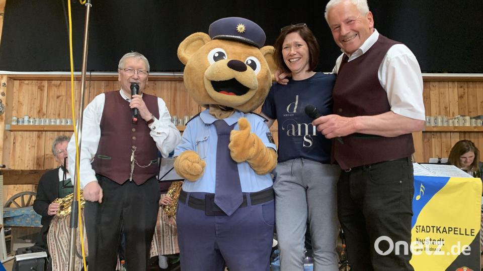 Gabriele Striegl mit &quot;Toni der Bär&quot; und Dirigent Karl Wildenauer (links) sowie Sänger Rudolf Bergmann (rechts) auf der Bühne Bild: tok
