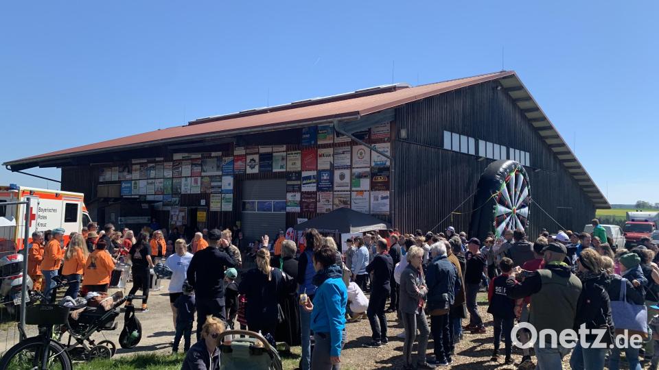 Besucher vor der O`Schnitthalle beim Auftritt der &quot;Ritmo vulcanico&quot; - Die zweite Benefizveranstaltung unter dem Motto &quot;Kunterbunt&quot; war ein voller Erfolg. Bild: tok