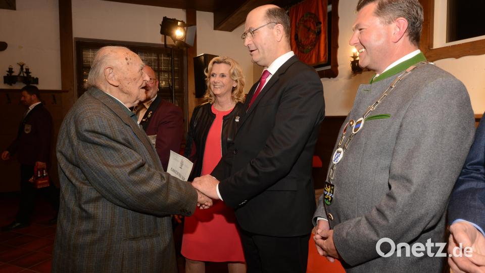 Ein einem herzlichen Händedruck dankt Bayerns Finanz- und Heimatminister Albert Füracker dem ältesten Mitglied des Männergesangvereins für seine Treue. Ludwig Gillitzer ist 97 Jahre alt und das letzte noch lebende Wiedergründungsmitglied nach dem Zweiten Weltkrieg. Bild: bey