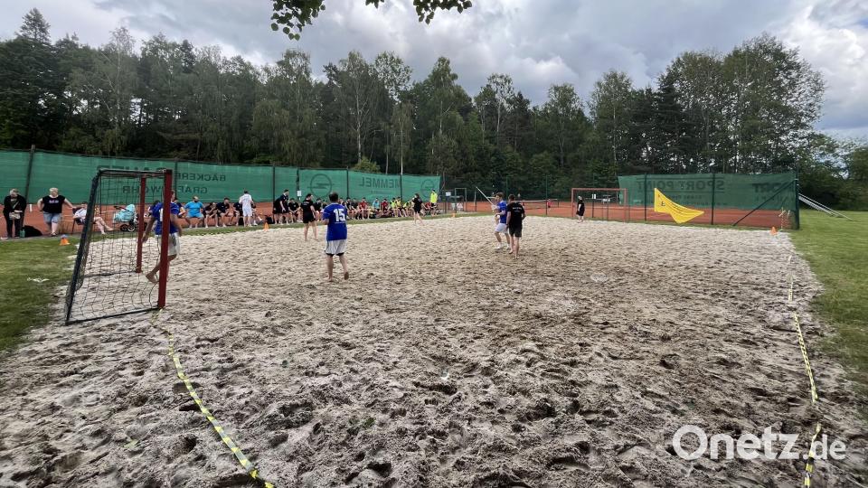 Der feuchte Sand macht das Spiel beim Beachsoccer-Cup nicht immer leicht. Bild: Dominic Reiter/exb