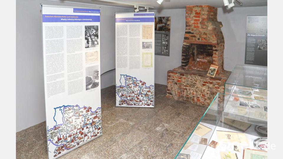 In der neuen Sonderausstellung im Museum Erbendorf vermitteln Hintergrundtexte und Ausschnitte aus Zeitzeugenberichten die nötigen Informationen zum Thema; Bildmaterial, Dokumente und persönliche Erinnerungsstücke illustrieren die Geschichte und Geschichten anschaulich. Bild: Jochen Neumann/exb