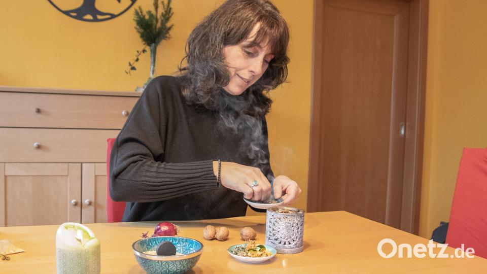 Sandra Scherbl aus Kondrau bei Waldsassen zelebriert die Zeit während der Raunächte gerne mit Räuchern. Und sie kennt noch weitere Bräuche, die unter anderem etwas mit Walnüssen und einer Zwiebel zu tun haben. Bild: Susanne Forster