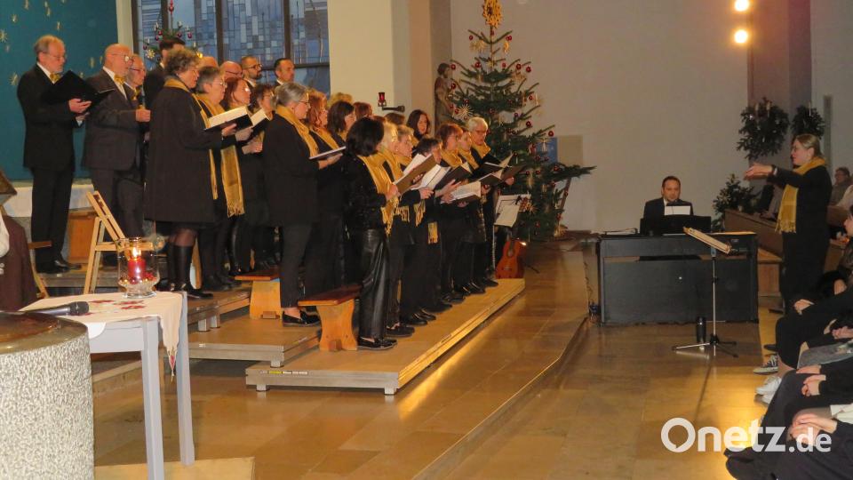 Unter Leitung von Marina Wildenauer präsentierte der Chor besinnliche Weisen. Bild: adj