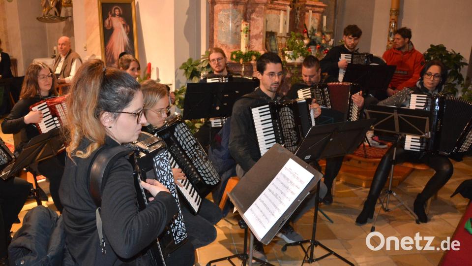 Die Akkordeongruppe der Kreismusikschule mit ihrer Leiterin Viktoria Obermeier (rechts). Bild: jr