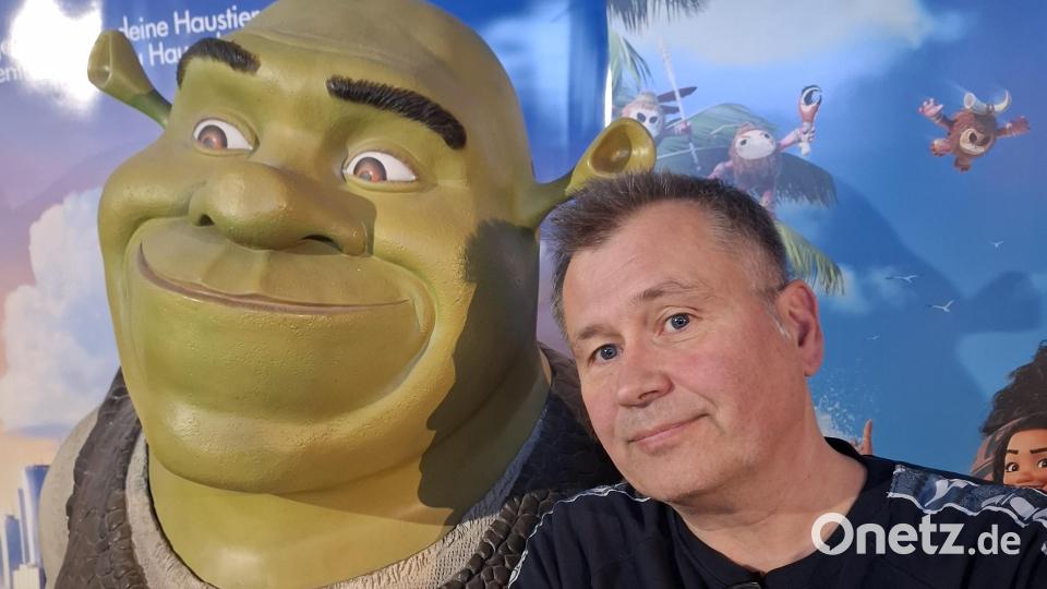Marc, Filmfigurensammler: „Diese Figur kam aus Italien und war total demoliert. Ich habe ihn dann wieder restauriert und jetzt kann man ihn bei mir sehen. Den Shrek wollte ich unbedingt haben, weil mir die Filme damals so gefallen haben.“ Bild: Marc Rose