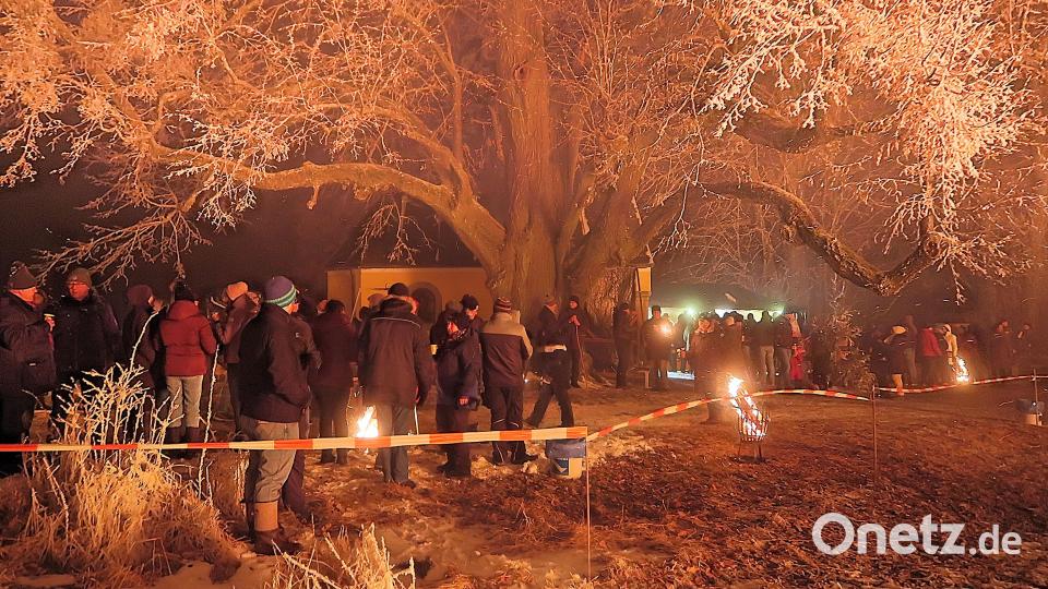 Zahlreiche Besucher warteten vor der Kriegerkapelle unter den mit Rauhreif bedeckten Bäumen auf das Eintreffen der Wanderer und das Entzünden des Bergfeuers. Bild: bsc