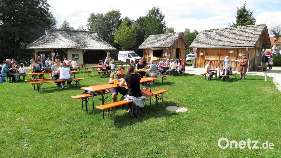 Auf Abstand, aber dennoch gemütlich ging&#039;s vor dem Parktor zu bei Speis und Trank. Die Angebote wurden ausgiebig und gern genutzt für eine leckere Brotzeit am Sonntagnachmittag. Bild: ubb