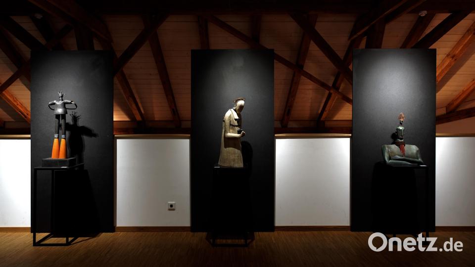 "Die Langbeinige", "Die Demut" und "Der Häuptling", von links. Insgesamt zeigt Irene Schleicher 58 Bilder und Skulpturen. Bild: tr