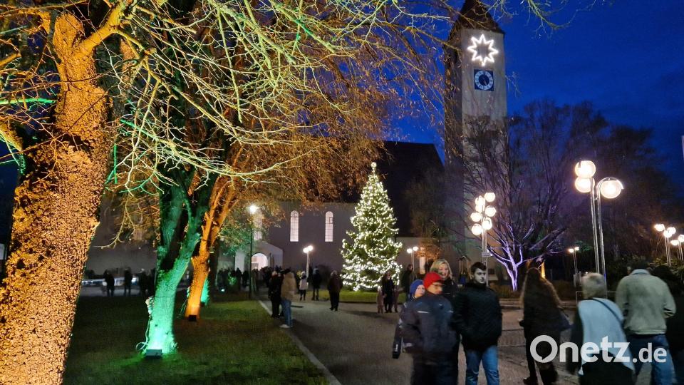 Weihnachten in Schwarzenfeld: Die zahlreichen Kirchenbesucher trotzen dort dem Trend. Bild: mab