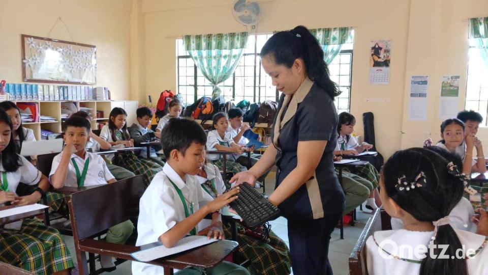 Auch wenn die vorgeschriebenen Schuluniformen adrett aussehen und sich die Schüler im Alltag alle Mühe geben, ihnen muss eine einzige Tastatur für den PC-Unterricht in der Klasse reichen: Beispiel für den untätigen Staat, der seinen Kindern das Üben auf Papp-Tastaturen abverlangt, die jeder am Pult liegen hat. Bild: Thomas Amann