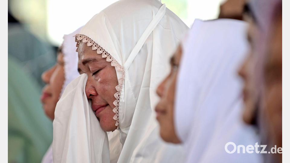In Banda Aceh trauerten zahlreiche Menschen um die Toten der Katastrophe vor 20 Jahren. Bild: Reza Saifullah/AP/dpa