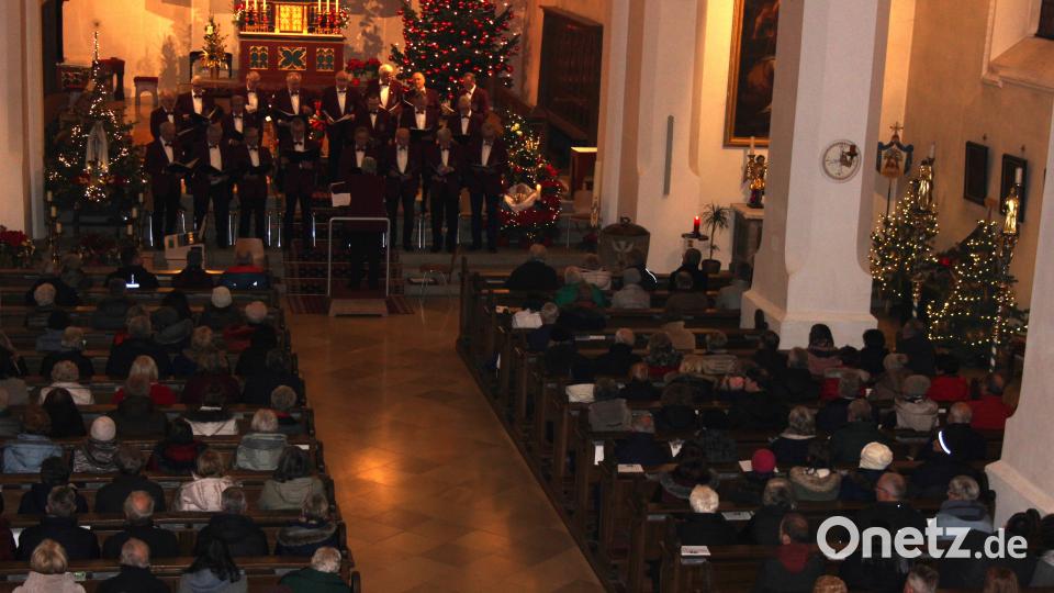 Sämtliche Bankreihen in der festlich geschmückten Stadtpfarrkirche waren beim Weihnachtskonzert 2024 des Männergesangvereins 1886 Tirschenreuth besetzt. Bild: heb