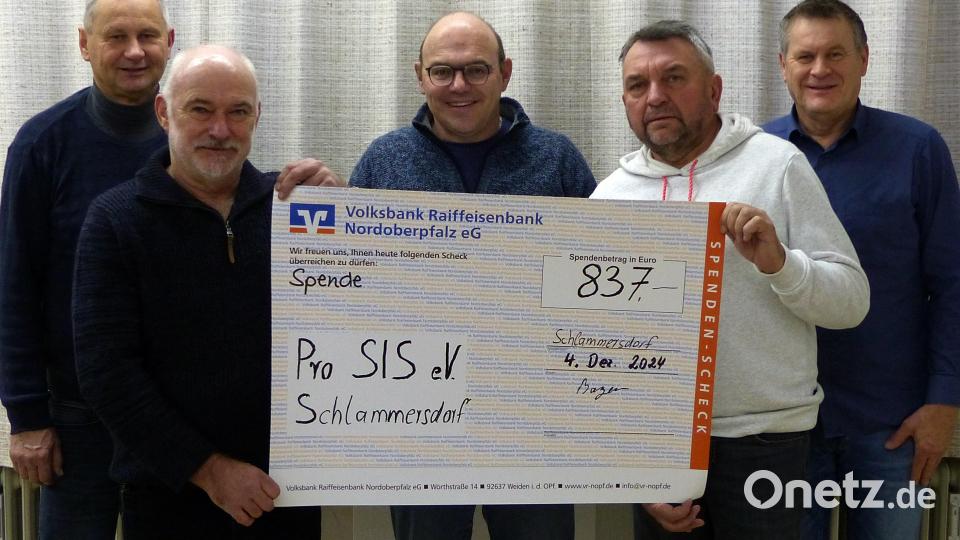 Sie stehen für 20 Jahre erfolgreiche, ehrenamtliche Arbeit: Die ehemalige Vorstandschaft von ProSIS bei der Schecküberreichung an Bürgermeister Johannes Schmid (Mitte). Beisitzer und Schriftführer Reinhard Stopfer (von links), Vorsitzender Ludwig Bayer, stellvertretender Vorsitzender Oswald Perl, Kassier Manfred Eller. Bild: lgc