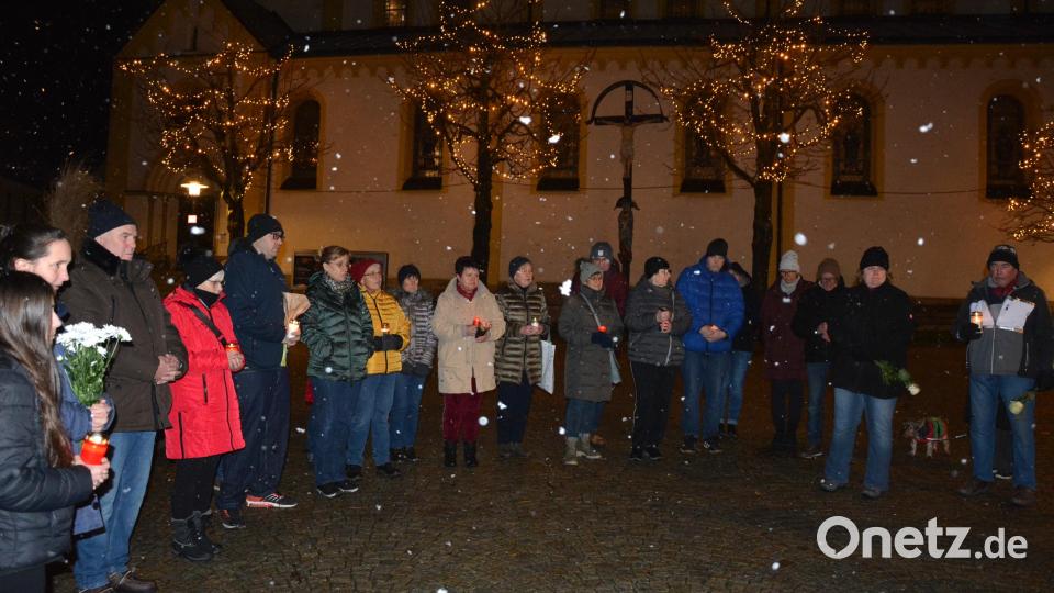 Fast 30 Teilnehmer waren am Vorabend des Heiligabends zum Kirchplatz nach Mitterteich gekommen, um der Opfer von Magdeburg zu gedenken. Bild: jr