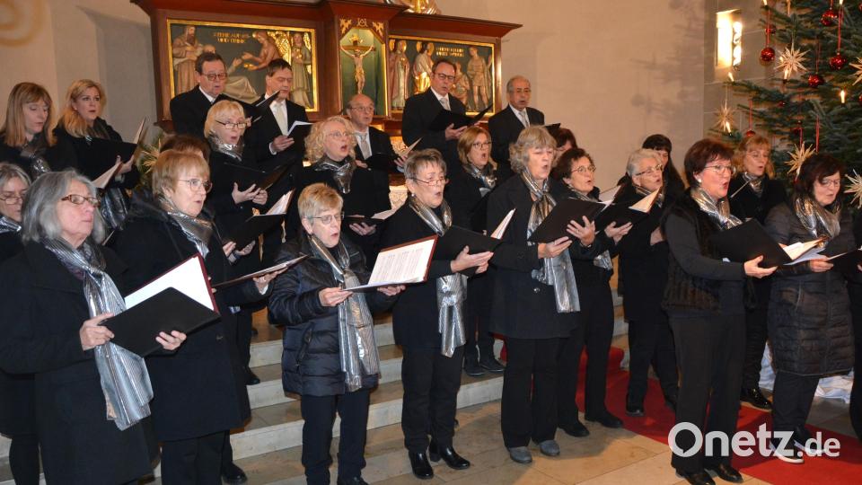 Der 27-köpfige Kirchenchor der Pfarrei St. Jakob beeindruckte bei der Weihnachtlichen Abendmusik. Bild: jr