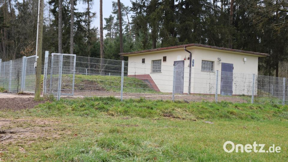 Der Hochbehälter Schmalhof erfüllt eine wichtige Funktion bei der Trinkwasserversorgung des ZV Neunaigen-Kemnath. Von hieraus verläuft die neue Wasserleitung über Oberndorf nach Maierhof. Bild: bnr