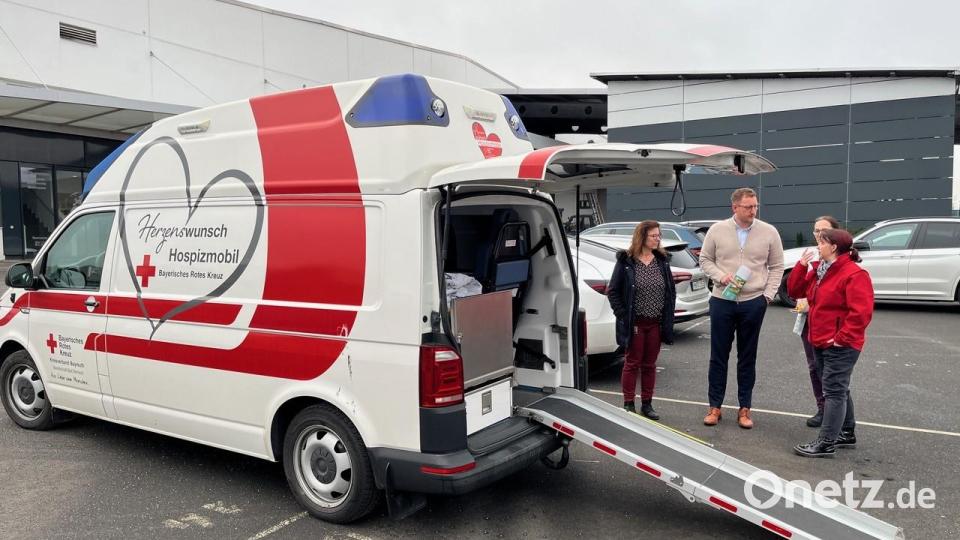 Auch das Herzenswunschmobil des BRK Bayreuth wurde mit einer Spende bedacht. Bild: Thomas Völkl/exb