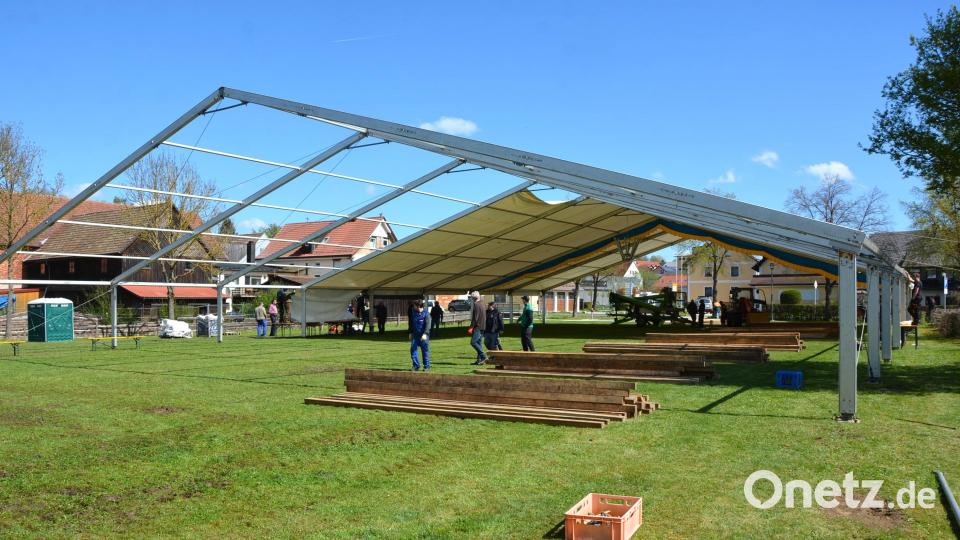 Rund 40 ehrenamtliche Helfer stellten am Samstag das stattliche Festzelt am Festplatz in Bad Neualbenreuth auf. Bild: jr