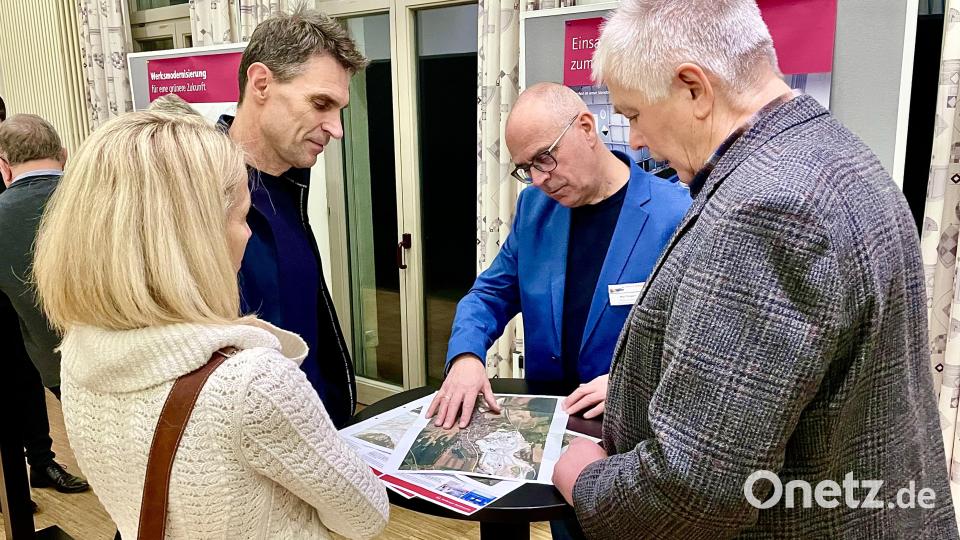 Karl Siegert, Produktionsleitung Schnaittenbach, im Gespräch mit Stadtrat Reinhold Strobl und Bürgern. Bild: Gerhard Krones