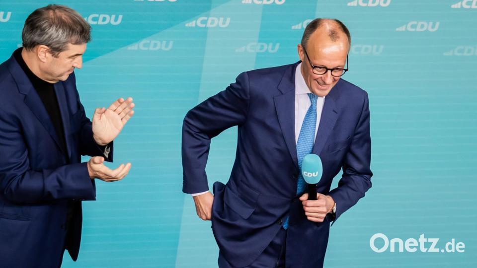 Markus Söder, Ministerpräsident von Bayern und CSU-Vorsitzender, applaudiert Friedrich Merz (CDU), Parteivorsitzender und Kanzlerkandidat. Bild: Christoph Soeder/dpa