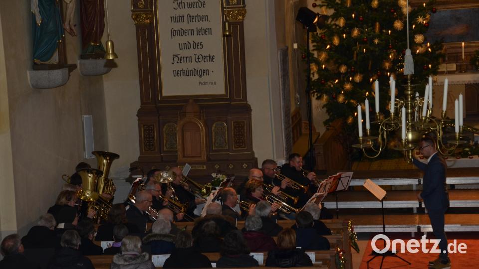 Die Bläsergruppe aus Lauter-Bernsbach mit ihrem Leiter Thomas Mehlhorn schickten mit dem &quot;Steigerlied&quot; einen musikalischen Gruß aus ihrer Heimat nach Vohenstrauß. Bild: dob