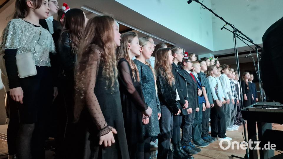 Der Unterstufenchor des Gymnasiums Neustadt bewies, dass der Nachwuchs der Bildungsstätte auch musikalisch fit ist. Bild: R. Kreuzer