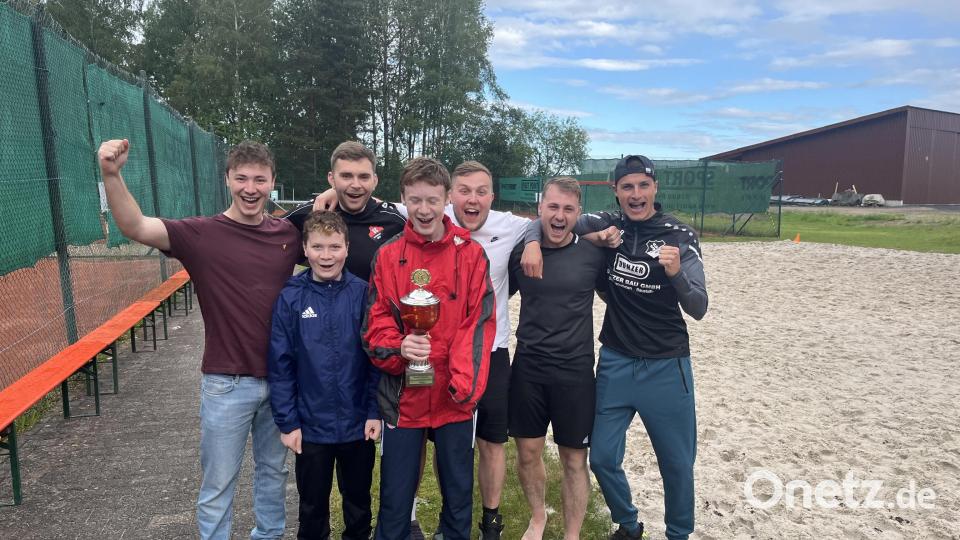 Das Team des SC Eschenbach gewinnt das Beachsoccer-Turnier. Bild: Dominic Reiter/exb